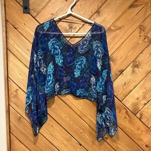 💜Material Girl Blue Feather Print Blouse With Wide Flowy Sleeves XS